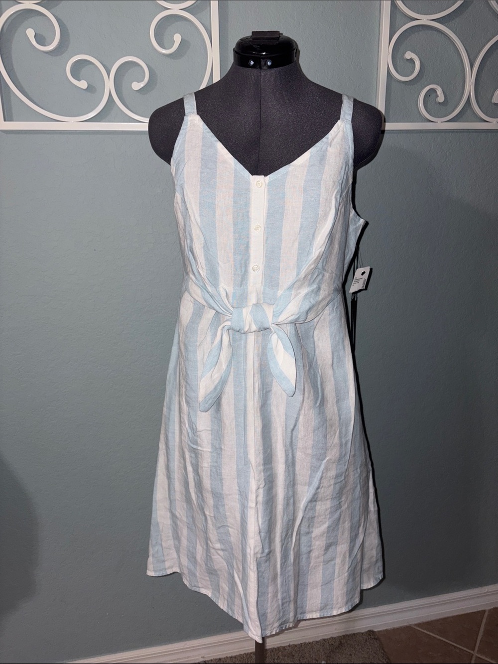 Nwt gorgeous Saks fifth avenue 100% linen striped dress